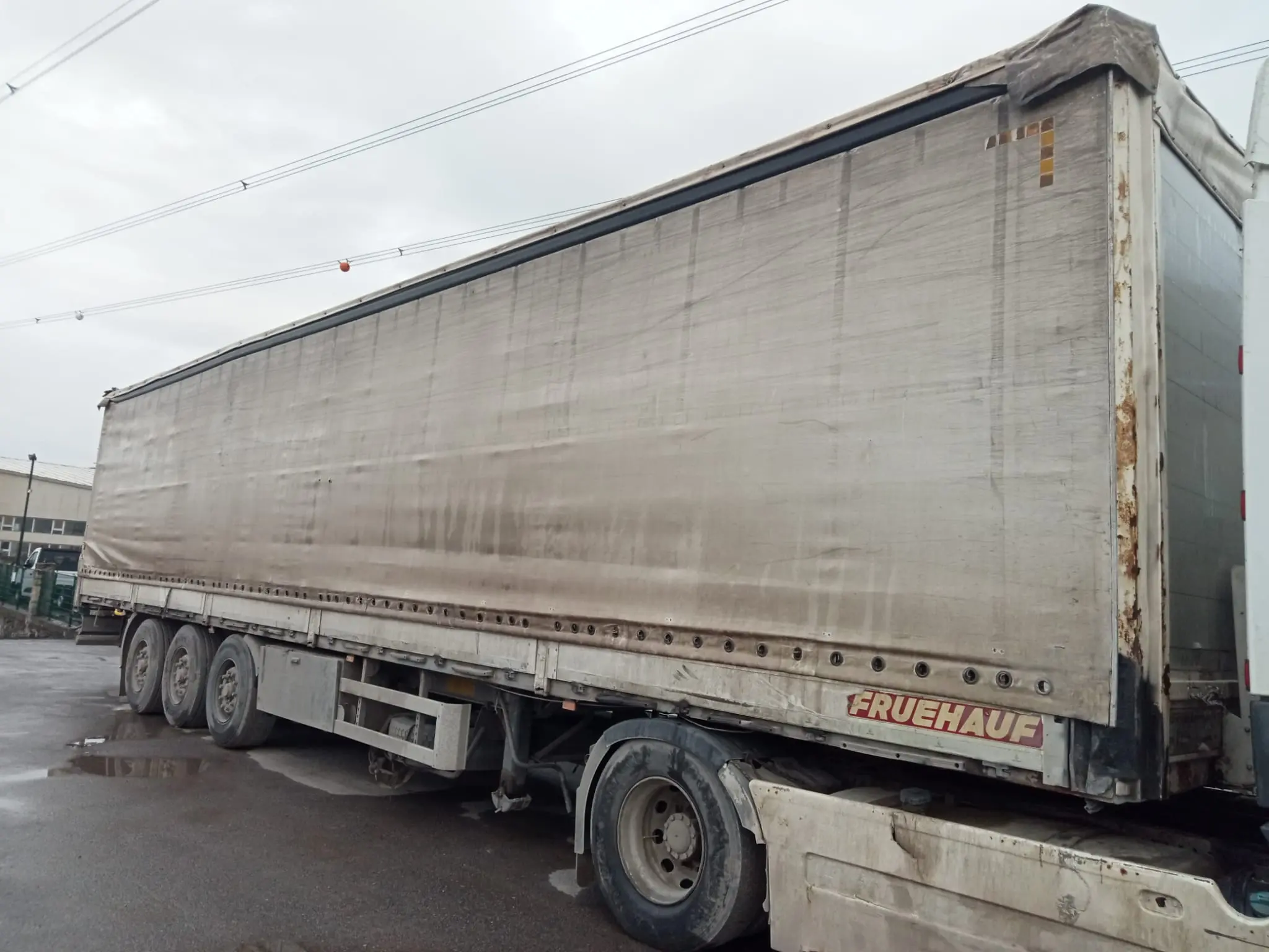 Fruehauf Kayar Perdeli Dorse